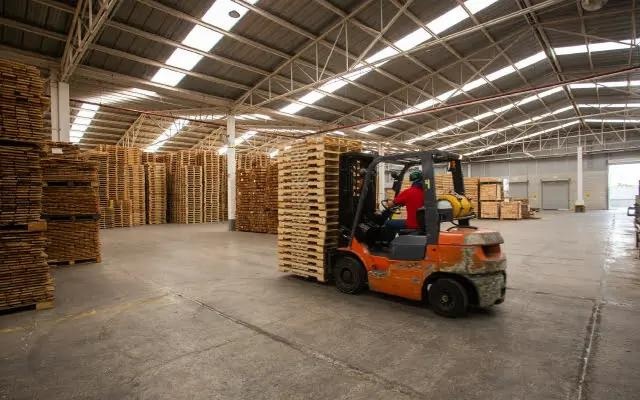 Montacargas cargando tarimas de madera nuevas y recicladas en Guadalajara